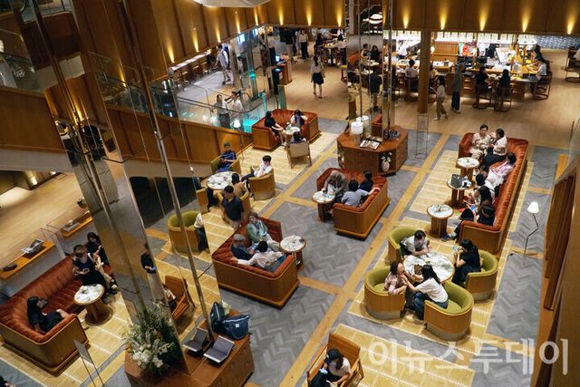 신세계백화점 강남점 ‘하우스 오브 신세계’가 방문객들로 붐비고 있다. [사진=이뉴스투데이DB]