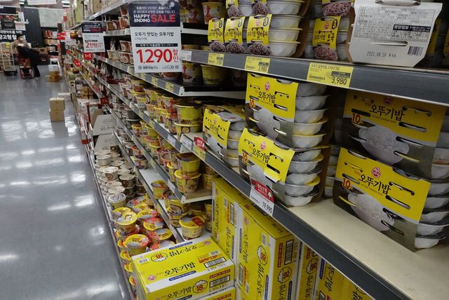 서울 한 대형마트 식료품 매대. [사진=연합뉴스]