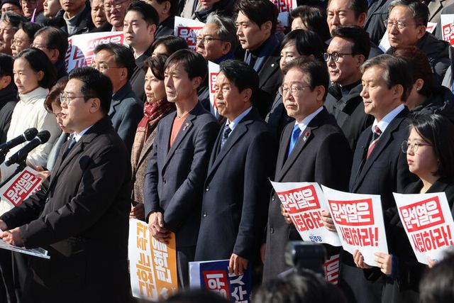 더불어민주당 박찬대 원내대표가 4일 서울 여의도 국회 본청 앞 계단에서 열린 '윤석열 대통령 사퇴촉구 탄핵추진 비상시국대회'에서 발언하고 있다. [사진=연합뉴스]