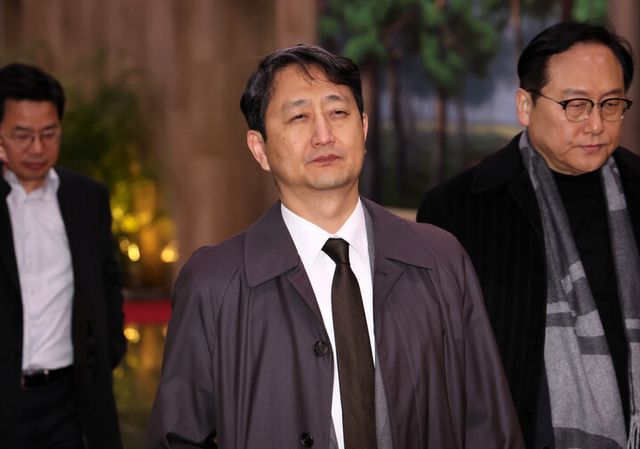 국회의 비상계엄 해제 요구 결의안 가결 소식이 전해진 4일 새벽 안덕근 산업통상자원부 장관이 서울 종로구 정부서울청사를 나서고 있다. [사진=연합뉴스]