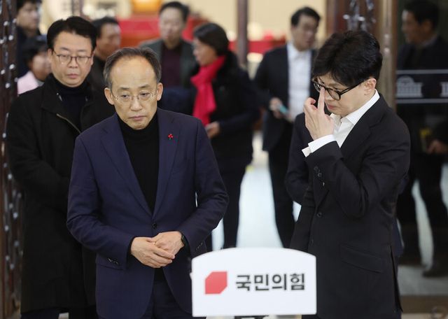 국민의힘 한동훈 대표(오른쪽)와 추경호 원내대표가 4일 서울 여의도 국회에서 열린 비상의원총회를 마치고 취재진의 질문을 받고 있다. 2024.12.4