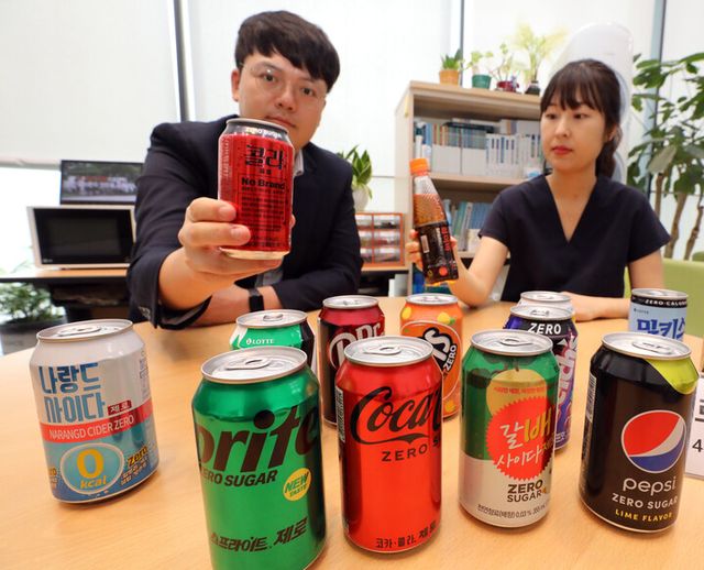 한국소비자원 직원들이 제로 음료를 비교하고 있는 모습. [사진=연합뉴스]