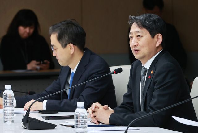 안덕근 산업통상자원부 장관(오른쪽)이 서울 중구 대한상공회의소에서 열린 '주한 외국 상의 간담회'에서 발언하고 있다. [사진=산업통상자원부]
