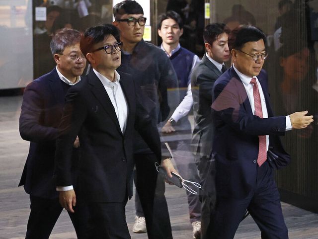 한동훈 국민의힘 대표가 6일 서울 여의도 국회에서 의원총회 도중 회의장을 잠시 나와 이동하고 있다. [사진=연합뉴스]