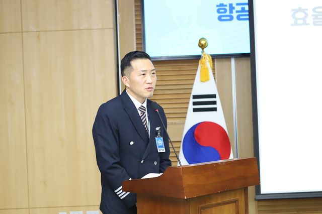 장정희&nbsp;조종사노조연맹 대외협력실장이 주제발표를 하는 모습.&nbsp;[사진=국토교통부 노동조합]