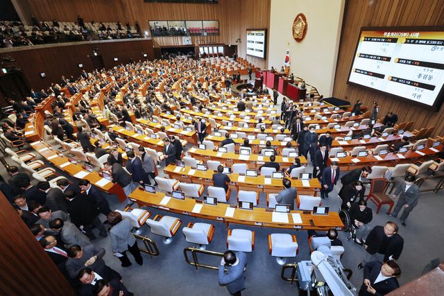 국민의힘 의원들이 7일 오후 국회 본회의에서 김건희 여사 특검법 표결을 위해 자리에서 이동하고 있다. 국민의힘 의원들은 투표를 마친 뒤 윤석열 대통령 탄핵안에 대한 표결을 앞두고 대부분 퇴장했다. [사진=연합뉴스]