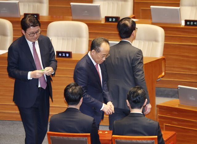 국민의힘 추경호 원내대표(가운데), 신동욱 의원이 7일 오후 국회 본회의에서 김건희 여사 특검법 재표결에 참여하고 있다. [사진=연합뉴스]