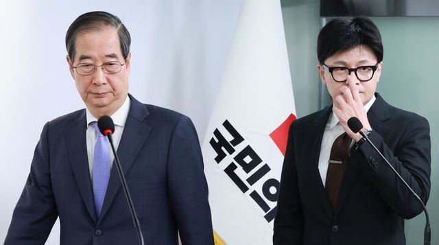 한덕수 국무총리와 국민의힘 한동훈 대표가 8일 오전 서울 여의도 국민의힘 당사에서 국정 수습 방안을 담은 공동 담화문을 발표하기 위해 회견장으로 들어서고 있다. [사진=연합뉴스]