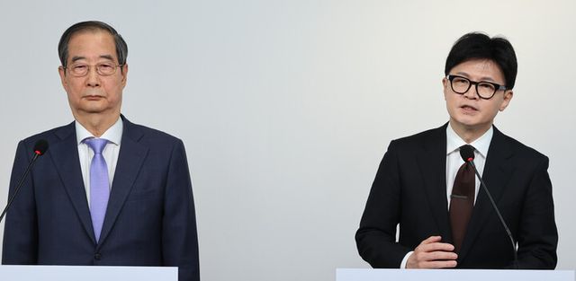 한덕수 국무총리와 국민의힘 한동훈 대표가 8일 오전 서울 여의도 국민의힘 당사에서 국정 수습 방안을 담은 공동 담화문을 발표하고 있다. [사진=연합뉴스]