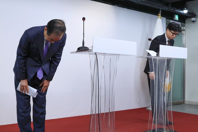 한덕수 국무총리와 국민의힘 한동훈 대표가 8일 오전 서울 여의도 국민의힘 당사에서 국정 수습 방안을 담은 공동 담화문을 발표한 뒤 고개 숙여 인사하고 있다. [사진=연합뉴스]