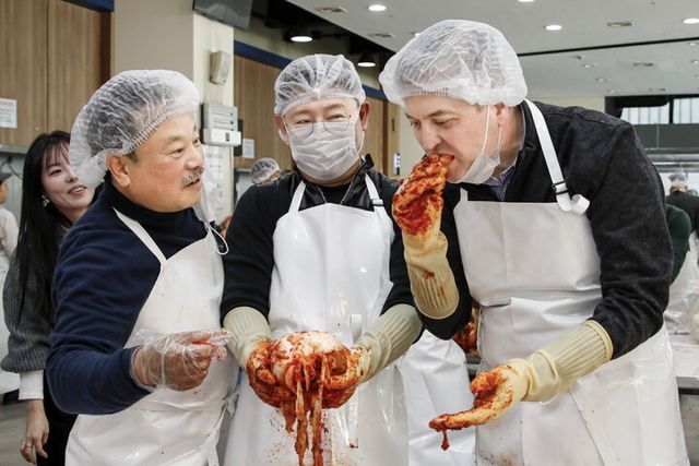 이날 김장김치 행사에서 (맨 오른쪽) 헥터 비자레알(Hector Villarreal) GM 한국사업장 사장 겸 한마음재단 이사장과 (맨 왼쪽) GM 협신회 문승 회장이 김치를 맛보고 있는 모습. [사진=GM]