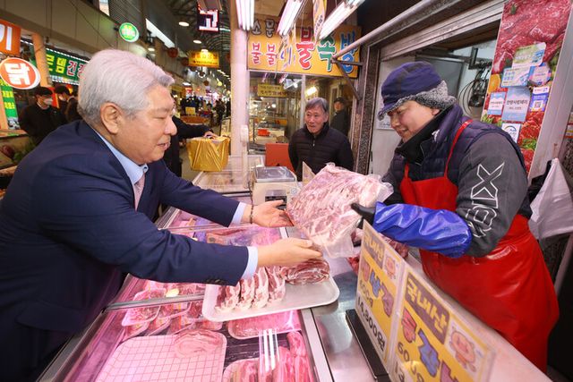 김홍일 방통위원장이 전통시장을 찾아 농축산물을 구입하고 있다. [사진=방통위]