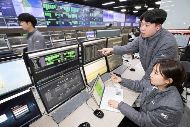 KT&nbsp;네트워크 전문가가 과천 네트워크 관제 센터에 꾸려진&nbsp;‘종합상황실’에서 네트워크를 점검하고 있다.. [사진=KT]