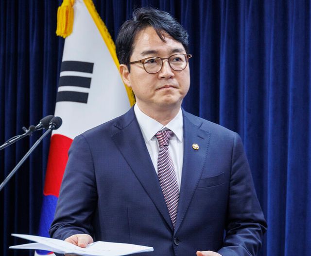 법무부 장관 대행인 심우정 차관이 6일 오전 2024년 설 특별사면을 발표하기 위해 서울 종로구 정부서울청사 회견장에 입장하고 있다. [사진=연합뉴스]