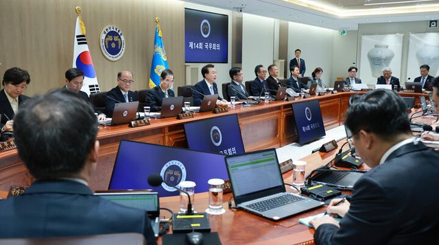 윤석열 대통령이 26일 서울 용산 대통령실 청사에서 열린 국무회의에서 발언하고 있다. [사진=연합뉴스]