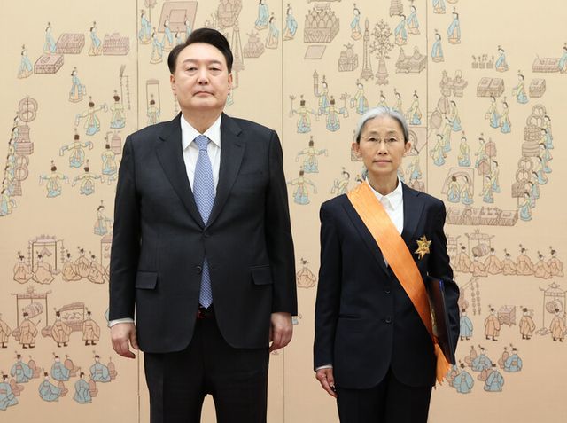 윤석열 대통령이 5일 서울 용산 대통령실 청사에서 퇴임하는 민유숙 대법관에게 청조근정훈장을 수여한 뒤 기념촬영을 하고 있다. [사진=연합뉴스]