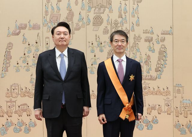 윤석열 대통령이 5일 서울 용산 대통령실 청사에서 퇴임하는 안철상 대법관에게 청조근정훈장을 수여한 뒤 기념촬영을 하고 있다. [사진=연합뉴스]