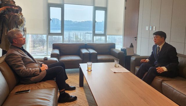 지난달 27일 용산구 의협 회관에서 임현택 당선인(오른쪽)과 김택우 비대위원장이 대화하는 모습. [사진=연합뉴스]