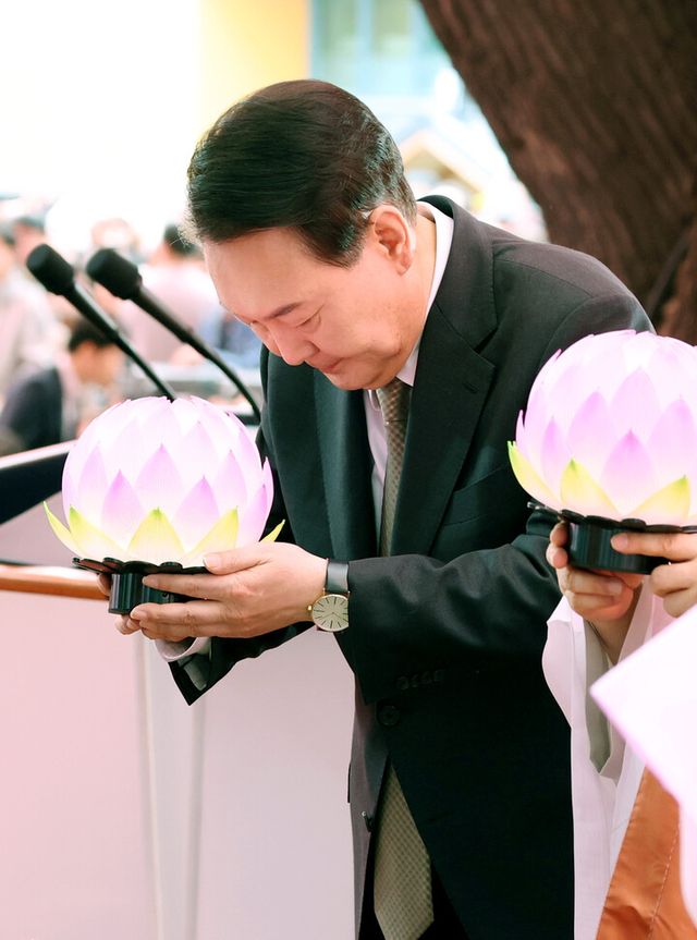 윤석열 대통령이 15일 대한불교조계종이 주관한 불기 2568년 부처님오신날 봉축법요식에서 헌등하고 있다. [사진=연합뉴스]