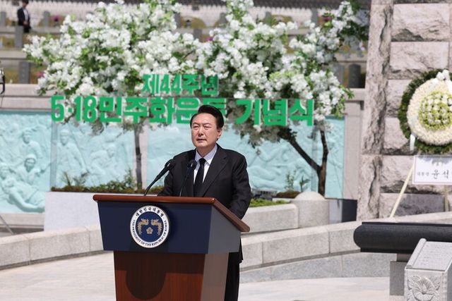 윤석열 대통령이 18일 광주시 북구 국립5·18민주묘지에서 열린 제44주년 5·18민주화운동 기념식에 참석해 기념사를 하고 있다. [사진=연합뉴스]