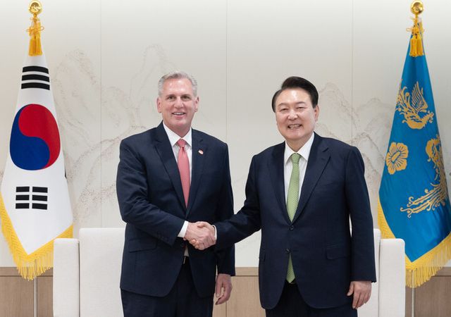 ·윤석열 대통령이 22일 대통령실에서 케빈 매카시 전 미국 하원의장을 만나 한미동맹 발전 방향에 대해 의견을 나눈 뒤 악수하며 기념 촬영을 하고 있다. 이날 매카시 전 미국 하원의장은 지난해 4월 윤 대통령이 미국을 국빈 방문해 상하원 합동 연설을 위해 국회의사당을 찾았을 당시 매카시 하원의장과 악수하는 사진이 담긴 액자를 선물했다. [사진=대통령실]