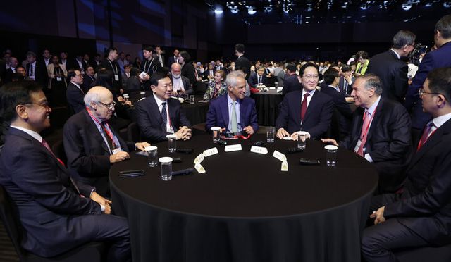 &nbsp;'2024 아시안리더십콘퍼런스 개회식' 참석자들이 대화를 나누고 있다. (왼쪽부터) 최상목 경제부총리 겸 기획재정부 장관, 댄 글릭먼 전 미국 민주당 하원의원, 신동빈 롯데 회장, 람 이매뉴얼 주일미국대사, 이재용 삼성 회장, 마이크 폼페이오 전 미국 국무부 장관, 구광모 LG 회장.&nbsp; [사진=연합뉴스]