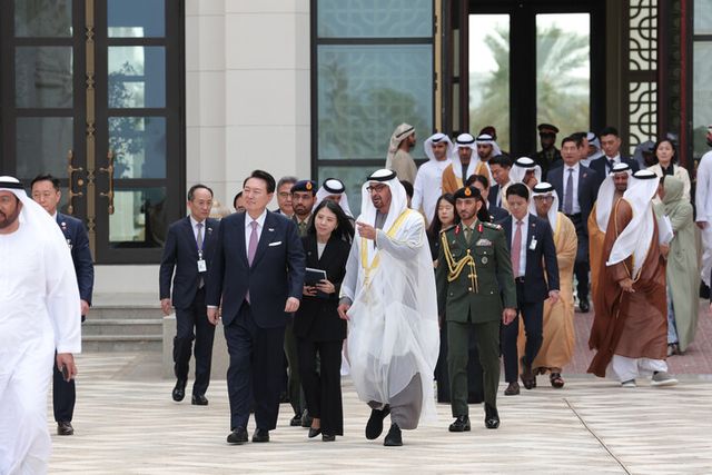윤석열 대통령이 지난해 1월 15일(현지시간) 아부다비 대통령궁에서 열린 국빈 오찬에서 모하메드 빈 자이드 알 나흐얀 UAE 대통령과 이동하고 있다. [사진=대통령실]