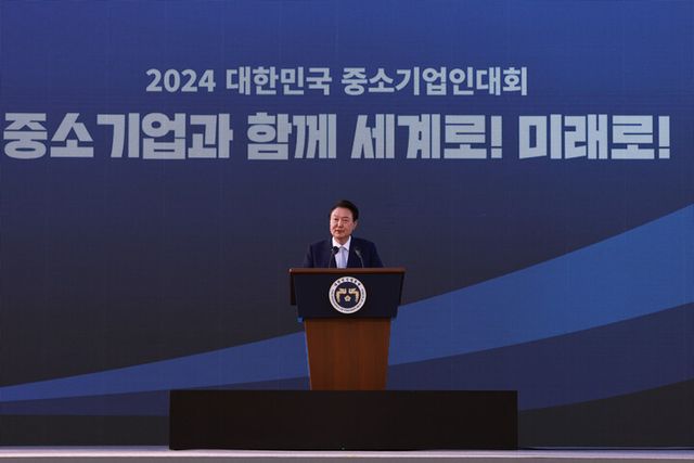 윤석열&nbsp;대통령이 23일 용산 대통령실 잔디마당에서 열린 '2024 대한민국 중소기업인대회'에서 격려사를 하고 있다. [사진=연합뉴스]