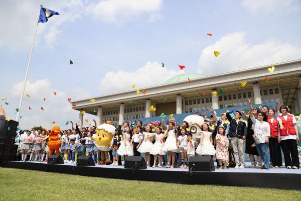 서울 여의도 국회 잔디마당에서 진행된 국회&nbsp;동심한마당 행사에 참석한 어린들이&nbsp;종이비행기를 날리는 모습. [사진=품앗이 홈페이지]