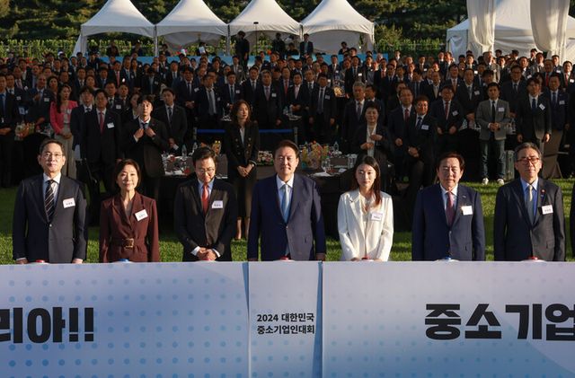 윤석열 대통령이 23일 용산 대통령실 잔디마당에서 열린 '2024 대한민국 중소기업인대회'에서 참석자들과 '글로벌 원팀(One Team)호 출항식' 퍼포먼스에 참여하고 있다. (왼쪽부터) 이재용 삼성전자 회장, 오영주 중소벤처기업부 장관, 박진수 콜로세움 코퍼레이션 대표, 윤 대통령, 이하나 멜릭서 대표, 김기문 중소기업중앙회장, 조태열 외교부 장관. [사진=연합뉴스]