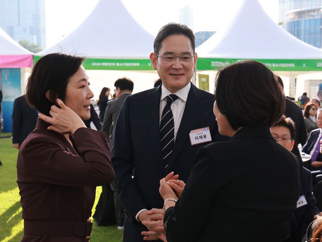 이재용 삼성전자 회장과 오영주 중소벤처기업부 장관(왼쪽) 등이 '2024 대한민국 중소기업인대회'에서 대화하고 있다. [사진=연합뉴스]