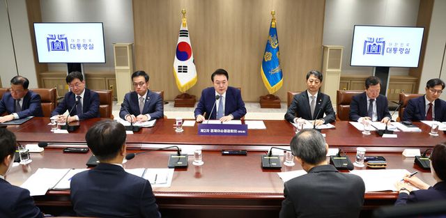 윤석열 대통령이 23일 용산 대통령실 청사에서 제2차 경제이슈점검회의를 주재하고 있다. [사진=연합뉴스]