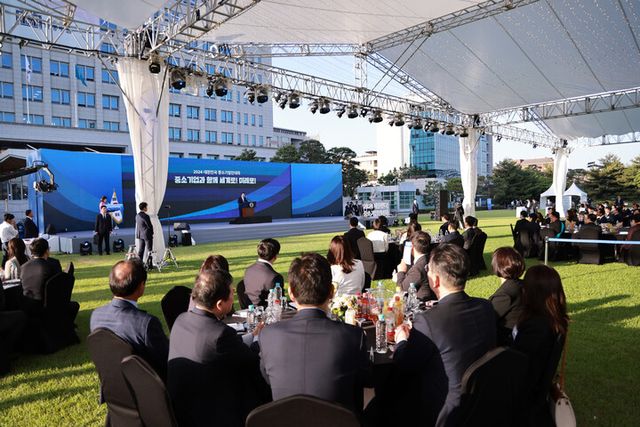 윤석열 대통령이 23일 용산 대통령실 잔디마당에서 열린 '2024 대한민국 중소기업인대회'에서 격려사를 하고 있다. [사진=연합뉴스]