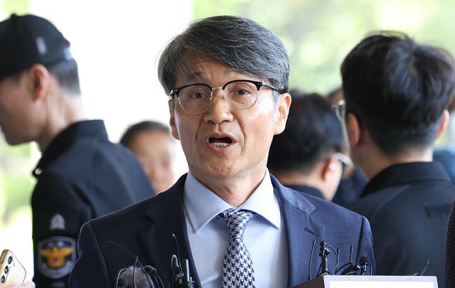 최재영 목사가 지난 13일 오전 서초구 서울중앙지방검찰청에 들어서며 부정청탁금지법 위반 등 혐의 관련 입장을 밝히고 있다. [사진=연합뉴스]