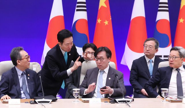 장호진 국가 안보실장(가운데)이 이도운 대통령실 홍보수석(왼쪽에서 두 번째)과 27일 청와대 영빈관에서 열린 제9차 한일중 정상회의 시작에 앞서 대화를 나누고 있다. [사진=연합뉴스]