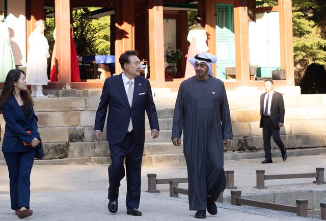 윤석열 대통령이 28일 무함마드 빈 자예드 알 나흐얀 아랍에미리트(UAE) 대통령과 서울 종로구 창덕궁 후원 부용지 일원에서 산책하며 대화를 나누고 있다. [사진=대통령실]