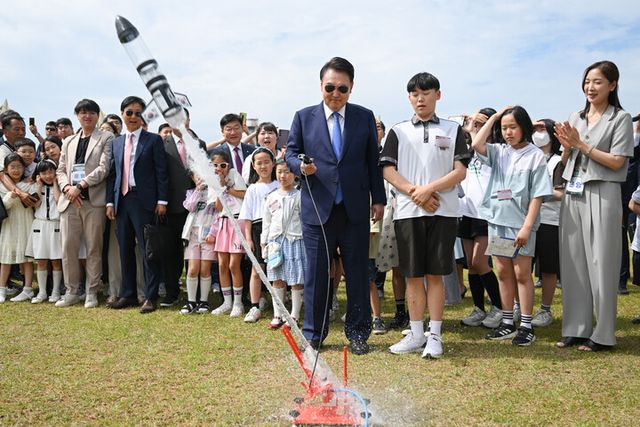 윤석열 대통령이 30일 경남 사천시 항공우주박물관 잔디마당에서 열린 미래세대와 함께하는 우주항공 축제에서 아이들과 함께 물로켓을 발사하고 있다. [사진=대통령실]