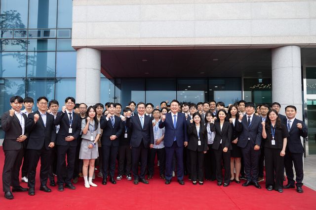 윤석열 대통령이 30일 경남 사천시 우주항공청 임시청사에서 열린 우주항공청 개청식 및 제1차 국가우주위원회에 참석해 관계자들과 함께 기념 촬영을 하고 있다. [사진=대통령실]