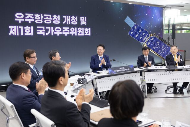 윤석열 대통령이 30일 경남 사천시 우주항공청 임시청사에서 열린 우주항공청 개청식 및 제1차 국가우주위원회에 참석해 관계자들과 함께 박수치고 있다.[사진=대통령실]