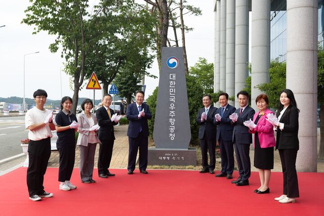 윤석열 대통령이 우주항공청 개청식 및 제1차 국가우주위원회에서 윤영빈 우주항공청장과 함께 간판석 제막 후 박수를 치며 기념 촬영을 하고 있다. (왼쪽부터) 조수하 경상대 학생, 하승현 용남고 학생, 박혜숙 국가우주위원, 이종호 과학기술정보통신부 장관, 윤 대통령, 윤 청장, 박완수 경남도지사, 박동식 사천시장, 허인녀 사천시 주민, 박수진 우주항공청 사무관. [사진=대통령실]