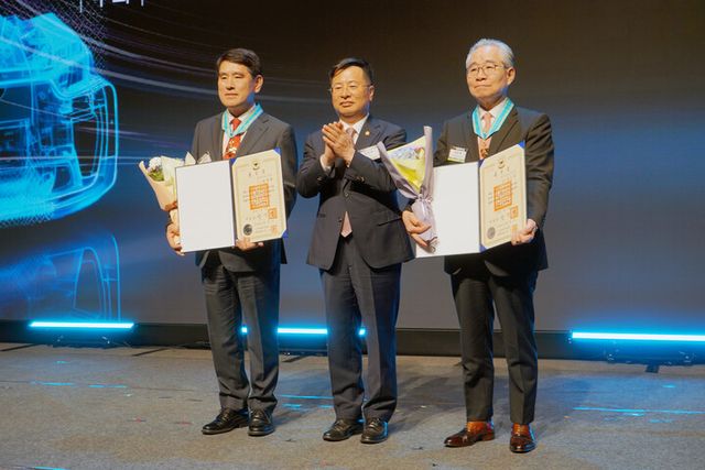 이날 유공자 포상에는 자동차산업 발전에 기여한 공로로 은탑산업훈장 양희원 현대자동차 사장(왼쪽)과 동탑산업훈장 한도준 삼익키리우 대표이사. [사진=안경선 기자]&nbsp;