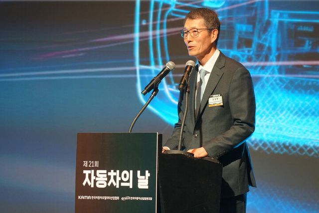 강남훈 회장이 9일&nbsp;JW메리어트호텔 그랜드볼룸에서 열린 제21회 자동차의 날 기념행사에서 기념사를 하고 있다. [사진=안경선 기자]