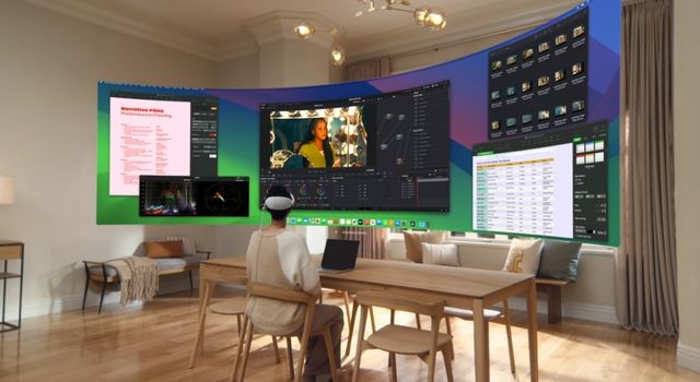 애플 비전프로를 사용 중인 이용자의 모습. [사진=애플]