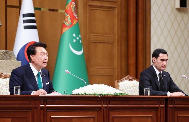 윤석열 대통령이 10일 오후(현지시각) 투르크메니스탄 아시가바트 대통령궁에서 세르다르 베르디무하메도프 투르크메니스탄 대통령과 한·투르크메니스탄 정상회담을 마친 뒤 공동언론발표를 하고 있다. [사진=연합뉴스]