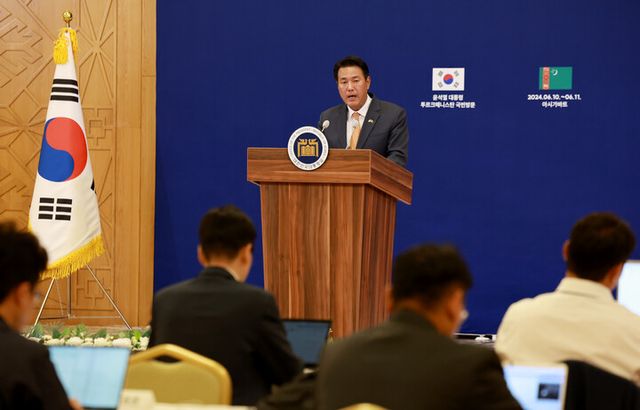 김태효 국가안보실 1차장이 10일 오후(현지시간) 투르크메니스탄 아시가바트 일디즈 호텔에 마련된 프레스센터에서 윤석열 대통령의 투르크메니스탄 국빈 방문 관련 브리핑을 하고 있다. [사진=연합뉴스]