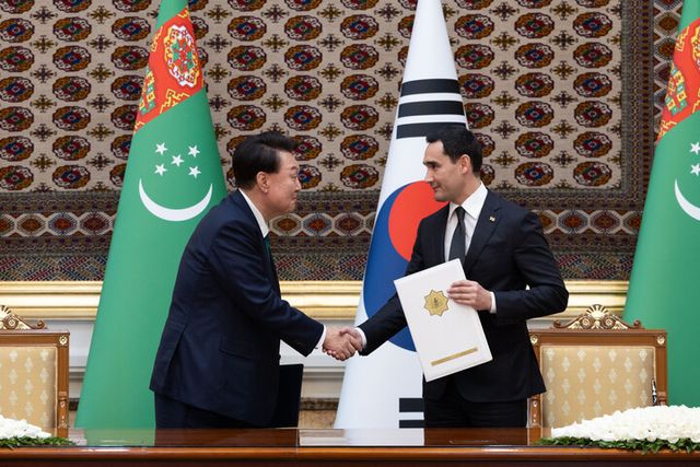 윤석열 대통령이 10일 오후(현지시간) 투르크메니스탄 아시가바트 대통령궁에서 세르다르 베르디무하메도프 투르크메니스탄 대통령과 한·투르크메니스탄 공동성명에 서명한 뒤 악수하고 있다. [사진=연합뉴스]
