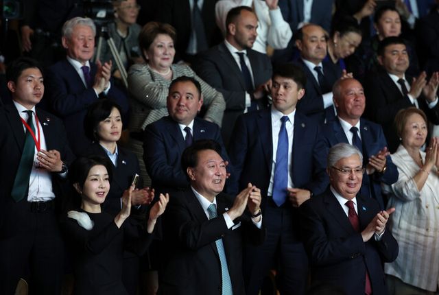 윤석열 대통령이 김건희 여사와 함께 12일 오후(현지시간) 카자흐스탄 국립 아카데미 ‘칼리벡 쿠아느쉬(Kalibak Kuanyshev) 드라마 극장’에서 열린 '한-카자흐스탄 문화 공연'을 토카예프 카자흐스탄 대통령과 함께 관람하며 박수를 치고 있다. [사진=연합뉴스]