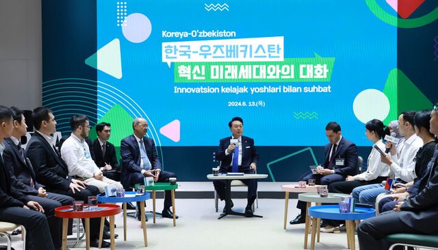 윤석열 대통령이 13일 오후(현지시각) 우즈베키스탄 타슈켄트의 창업 촉진 센터인 U-Enter에서 열린 '한-우즈베크 혁신 미래세대와의 대화' 간담회에 참석해 인사말을 전하고 있다. 윤 대통령 왼쪽이 압둘라 아리포프 우즈베키스탄 총리로 한국과의 긴밀한 협력에 감사를 표하며 한국 벤처기업의 도움을 요청했다. [사진=연합뉴스]