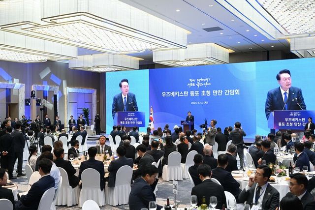 ​윤석열 대통령이 13일 오후(현지시각) 타슈켄트 힐튼호텔에서 열린 동포 만찬 간담회에서 격려사를 하고 있다. [사진=연합뉴스]