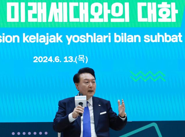 윤석열 대통령이 13일 오후(현지시각) 우즈베키스탄 타슈켄트의 창업 촉진 센터인 U-Enter에서 열린 '한-우즈베크 혁신 미래세대와의 대화' 간담회에 참석해 인사말을 하고 있다. [사진=연합뉴스]